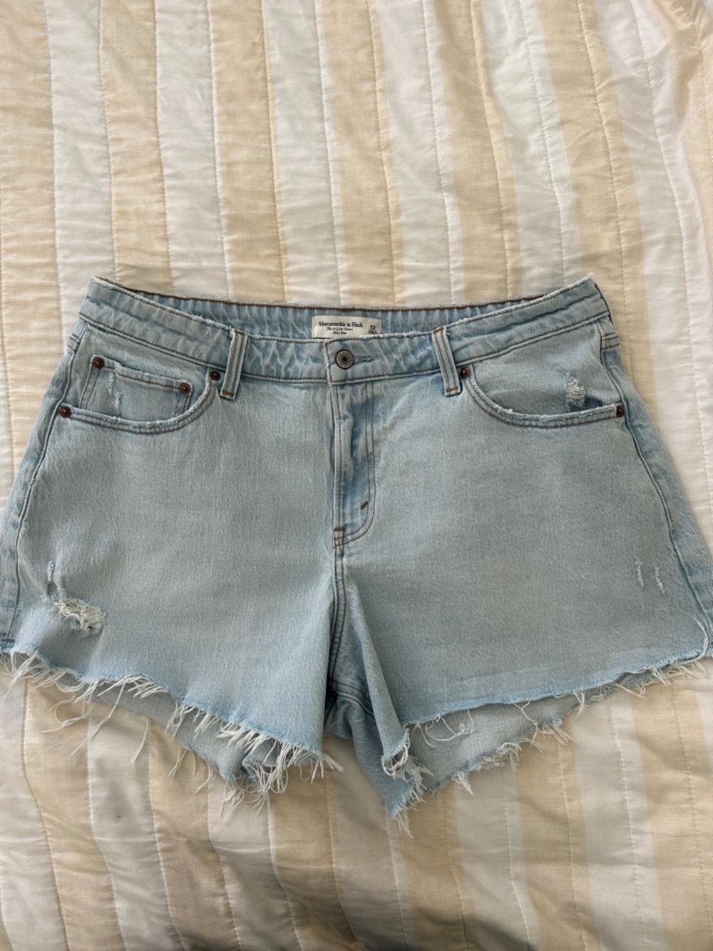Abercrombie & Fitch Light wash Denim Jean Shorts size 32